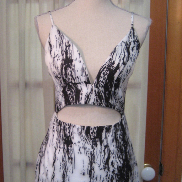 Tiger Mist Dresses & Skirts - Tiger Mist Black & White Cut -Out Dress Size Large